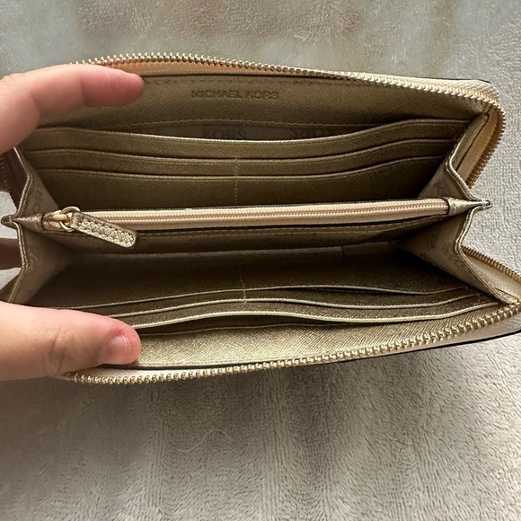 Michael Kors Vanilla Monogram Gold Glitter Center Stripe Large Wallet EUC - Picture 6 of 9